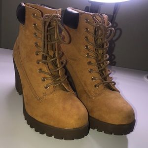 Female Boots w Chunky Heel